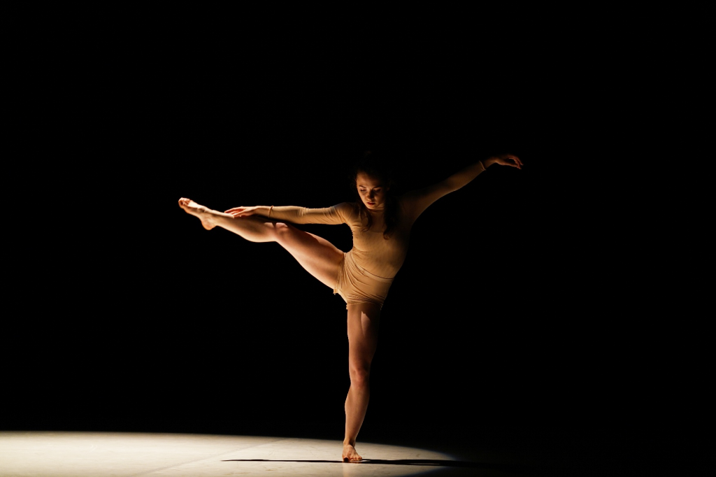 Dans contemporan Solo-ul Femina pe scena Choreography 40 din Hanovra