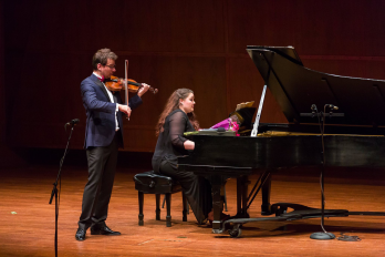 Violonistul Alexandru Tomescu si pianista Angela Draghicescu in timpul concertului Benaroya Hall din Seattle, WA, 27 aprilie 2017