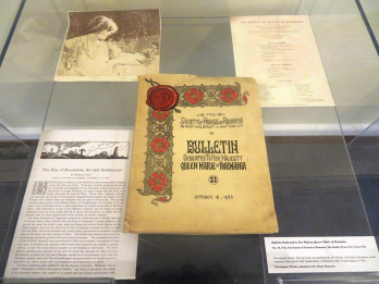 Vitrina cu volumul Bulletin Dedicated to Her Majesty Queen Marie of Romania, Oct 18, 1926, The Society of Friends of Romania, The Fischer Press, New York, 1926 (exemplar din editia originala)