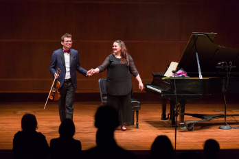 Violonistul Alexandru Tomescu si pianista Angela Draghicescu la finalul concertului, in aplauzele publicului Benaroya Hall din Seattle, WA, 27 aprilie 2017
