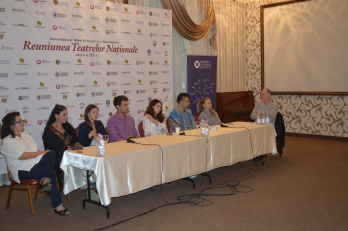 Discutii cu echipa Teatrului National Ion Luca Caragiale , Bucuresti , sala Antract Teatrul National Mihai Eminescu Chisinau (stanga - Larisa Turea, secretar literar, Teatrul National Mihai Eminescu Chisinau, centru - actrita  Irina Cojar, dreapta