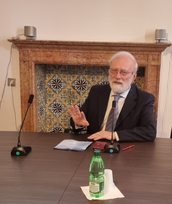 presidenza durante la sessione dei lavori