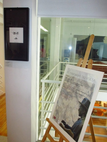 Afisul evenimentului si o lucrare din expozitie