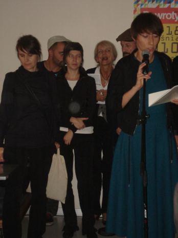 Alexandra Croitoru si Mallgorzata Ludwisiak in deschiderea expozitiei "Hospiatlity receiving strangers"