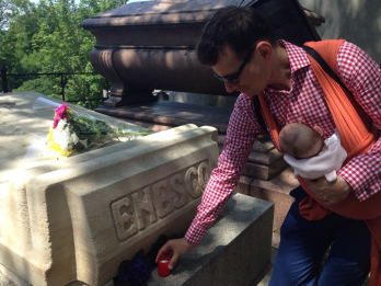 Alexandru Tomescu la mormantul lui George Enescu, cimitirul L Pere Lachaise