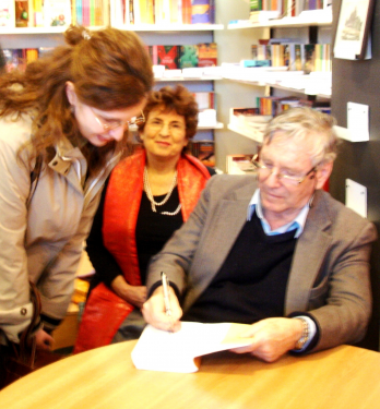 Amos Oz, in cadrul unei sesiuni de autografe