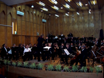 Ana-Maria Avram dirijand Orchestra Filarmonica din Ploiesti, concert public, octombrie 2004 