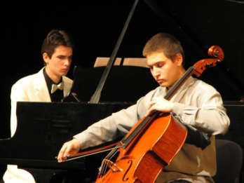 Artur Bocaneanu, pian (19 ani) si Stefan Cazacu, violoncel (16 ani)