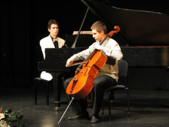 Artur Bocaneanu, pian (19 ani) si Stefan Cazacu, violoncel (16 ani)
