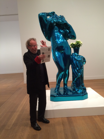 Bengt CW Carlsson citeste versurile Ninei Cassian langa sculptura Metallic Venus de Jeff Koons