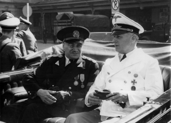 Iulie 1940 - Primul-ministru roman Ion Gigurtu (mort in 1959, la inchisoarea Ramnicu Sarat), si ministrul german de Externe J v Ribbentrop (condamnat si executat in anul 1946 pentru crime de razboi) 