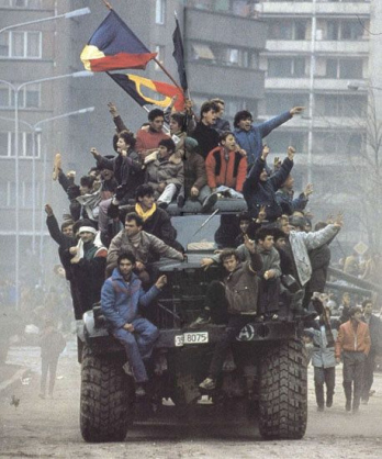 Cadru din filmul "De Craciun ne-am luat portia de libertate" de Cornel MihalacheCatalina Fernoaga 