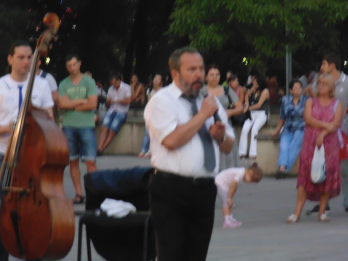 Concert Chisinau Youth Orchestra in Scuarul Catedralei din Chisinau La microfon - Nichita Danilov, directorul adjunct al ICR Chisinau