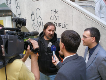 Dan Perjovschi la Biblioteca Tehnica Nationala din Praga