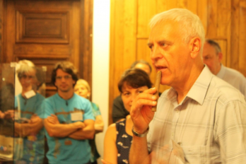 Dl Ovidiu Papana prezinta instrumente traditionale romanesti