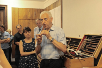 Dl Ovidiu Papana prezinta instrumente traditionale romanesti