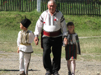 Doua generatii, satul Culiceni (Tinutul Herta, regiunea Cernauti, Ucraina)