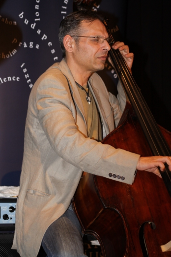  Eduard Neumann (RO), Tavi Scurtu (RO), Gyarfas Istvan (HU) si Egri Janos (HU) urca in  Locomotiva Jazz cu vagoane din Romania si Ungaria 