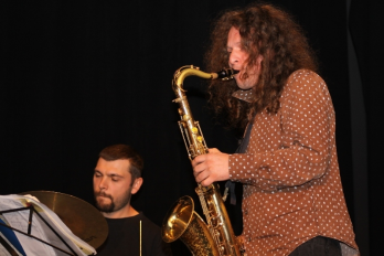  Eduard Neumann (RO), Tavi Scurtu (RO), Gyarfas Istvan (HU) si Egri Janos (HU) urca in  Locomotiva Jazz cu vagoane din Romania si Ungaria 