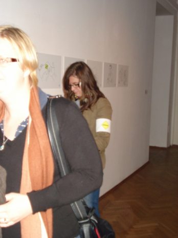 Expozitia "Hospiatlity receiving strangers" - Imigranti purtand banderole "Immigrant" 2