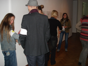 Expozitia "Hospiatlity receiving strangers" - Imigranti purtand banderolele "Immigrant" 1