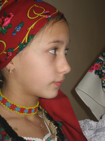 Fata din Boutu Mic (nordul Maramuresului, regiunea Transcarpatia, Ucraina)