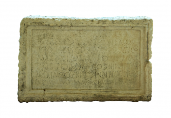   Inscriptie dedicata imparatului roman Caracalla, jud Bistrita-Nasaud, anul 213 en