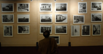 Instalatia Take a peek The city The people The absurde Bucharest realizata de arhitectii Dan Lancea si Sabina Pip 