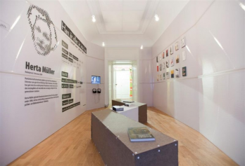 Instalatie de arta dedicata Hertei Muller la sediul ICR Stockholm_foto Jean-Baptiste Beranger