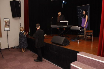 Jancy Korossy si Ramona Horvath  urca in Locomotiva Jazz cu vagoane din Romania pe peronul ICR Budapesta