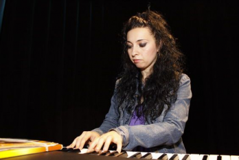 Jancy Korossy si Ramona Horvath  urca in Locomotiva Jazz cu vagoane din Romania pe peronul ICR Budapesta