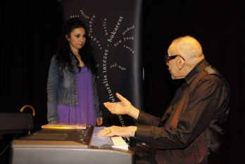 Jancy Korossy si Ramona Horvath  urca in Locomotiva Jazz cu vagoane din Romania pe peronul ICR Budapesta