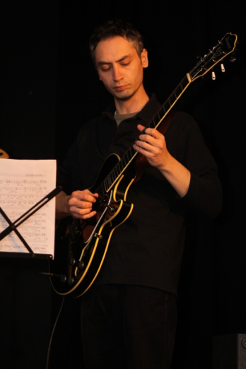 Locomotiva Jazz cu Lucian Nagy (RO), saxofon, Dan Alex Mitrofan (RO), chitara, Csaba Pusztai (HU), tobe, Laszlo Studnitzky (HU), chitara bas 