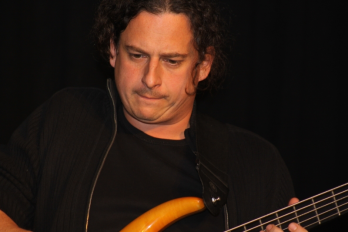Locomotiva Jazz cu Lucian Nagy (RO), saxofon, Dan Alex Mitrofan (RO), chitara, Csaba Pusztai (HU), tobe, Laszlo Studnitzky (HU), chitara bas 