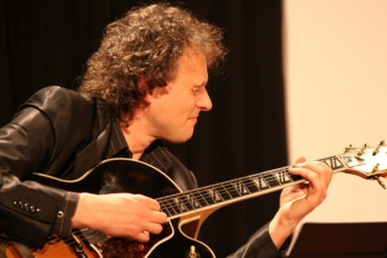 Locomotiva Jazz romano-ungara implineste doi ani - aniversare cu o seara a chitarelor si cu filmul Festivalului de la Garana 