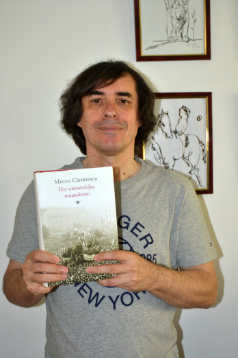 Mircea Cartarescu cu traducerea neerlandeza a volumului Aripa dreapta