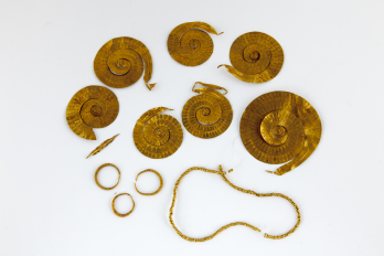 podoabe din aur din tezaurul de la Sarasau (jud Maramures) c MNIR, autor Marius Amarie