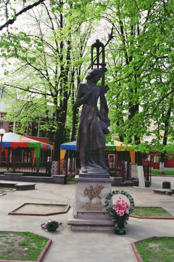 Monumentul lui Mihai Eminescu din Cernauti (nordul Bucovinei, regiunea Cernauti, Ucraina)