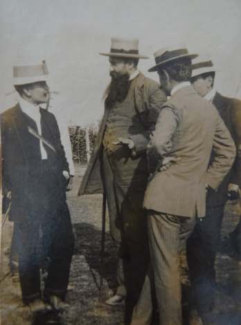 icolae Iorga cu un grup de excursionisti in Comuna Verbita, jud Dolj (1909) (Biblioteca Academiei Romane din Bucuresti, Cabinetul de Stampe)