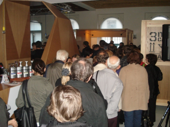 Publicul de la vernisajul expozitiei "Hospiatlity receiving strangers" 3