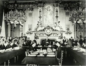 Robert Schuman lisant sa declaration, le 9 mai 1950 dans le salon de l'Horloge a Quai d'Orsay