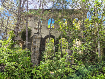 Ruinele fostei scoli comunale BrdoBardo in apropiere de ZankovciZoancovti construita in 1925 de administratia italiana si inchisa in 1965