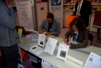 Sesiune de semnaturi la standul EUNIC