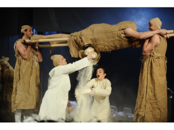 Spectacolul Calatoriile lui Gulliver, in regia lui Silviu Purcarete, la Festivalul International de la Edinburgh, cu sprijinul ICR