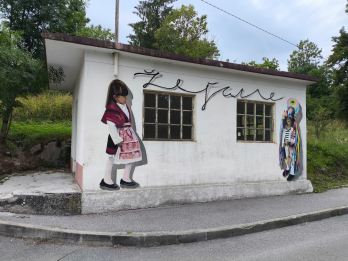 Statia de autobuz din zejane  Jeian decorata cu motivul zvoncearilor