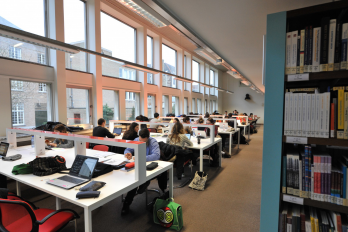 Students in the library of the campus in Bruges copyright coleuropeeu