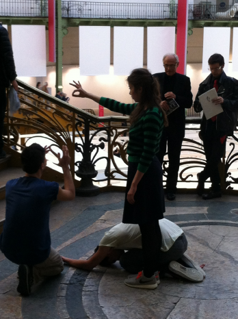 "The bet" Performance Alexandra Pirici, Manuel Pelmus, Rolando Matsangos Escalier d'honneur, Grand Palais