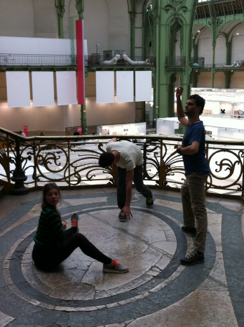 "The bet" Performance Alexandra Pirici, Manuel Pelmus, Rolando Matsangos Escalier d'honneur, Grand Palais
