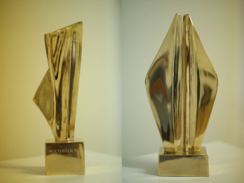  Trofeele premiilor oferite de Institutul Cultural Roman de la Budapesta au fost realizate in bronz de sculptorul Peter Jecza